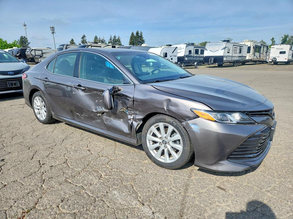 52081416 :رقم المزاد ، 4T1B11HK4JU107477 vin ، 2018 Toyota Camry مزاد بيع