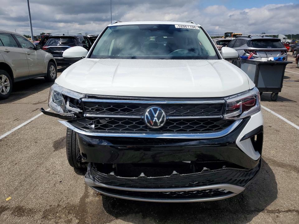 52061196 :رقم المزاد ، 3VV2X7B2XNM017549 vin ، 2022 Volkswagen Taos مزاد بيع