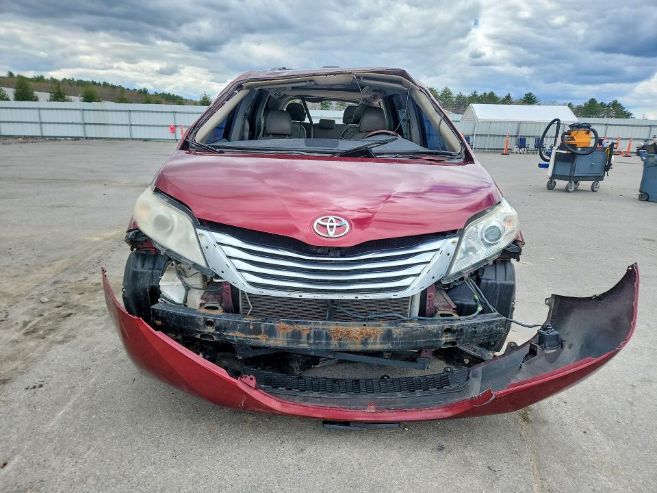 52883686 :رقم المزاد ، 5TDDK3DC0BS002008 vin ، 2011 Toyota Sienna مزاد بيع