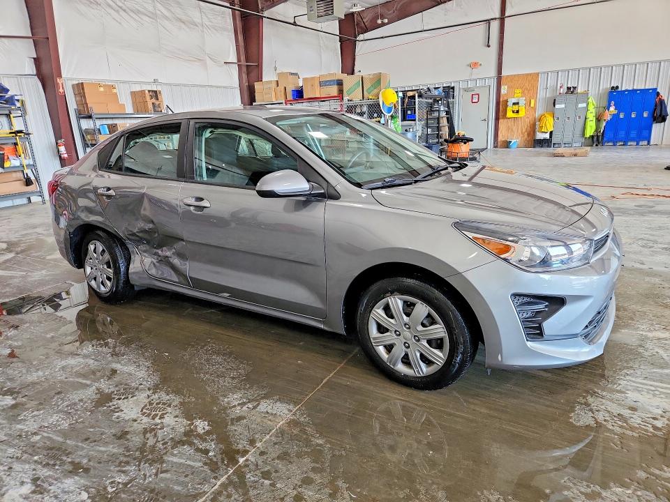 52013326 :رقم المزاد ، 3KPA24AD2NE480323 vin ، 2022 Kia Rio مزاد بيع