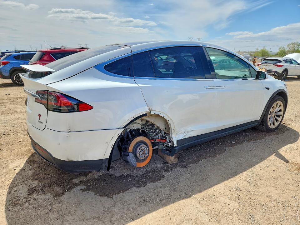 52499456 :رقم المزاد ، 5YJXCDE23JF112060 vin ، 2018 Tesla Model X مزاد بيع
