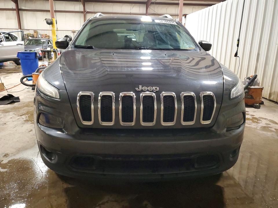 52186896 :رقم المزاد ، 1C4PJMCS8GW102928 vin ، 2016 Jeep Cherokee مزاد بيع