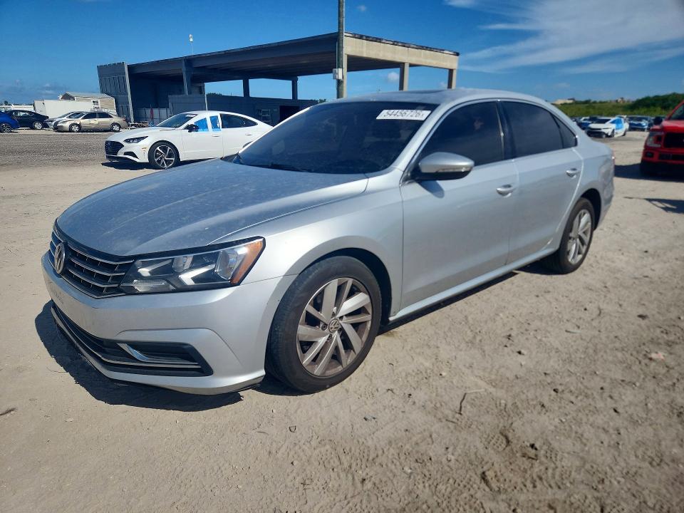 54456726 :رقم المزاد ، 1VWBA7A32JC043775 vin ، 2018 Volkswagen Passat مزاد بيع