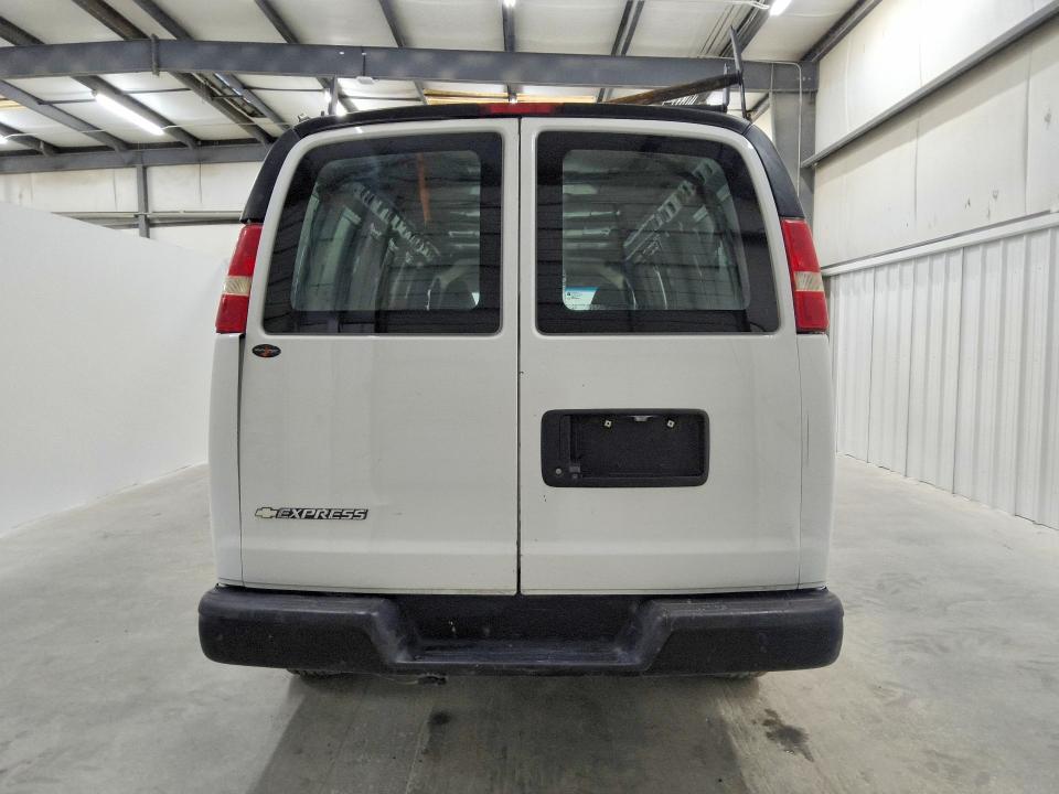 54619106 :رقم المزاد ، 1GCWGBFP0L1135421 vin ، 2020 Chevrolet Express G2500 مزاد بيع