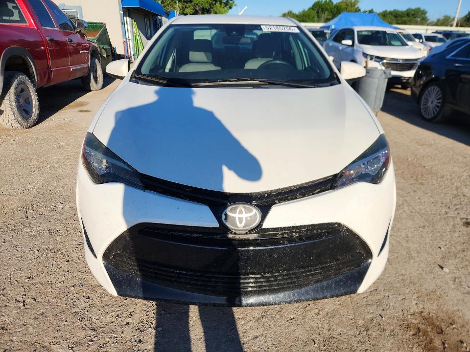 52185256 :رقم المزاد ، 5YFBURHE0JP749826 vin ، 2018 Toyota Corolla مزاد بيع