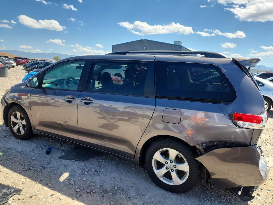 55182186 :رقم المزاد ، 5TDKK3DC1BS076710 vin ، 2011 Toyota Sienna مزاد بيع