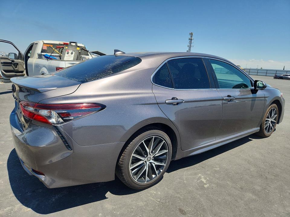 53118796 :رقم المزاد ، 4T1G11AK7NU698202 vin ، 2022 Toyota Camry مزاد بيع