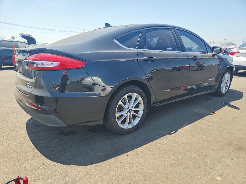 52074156 :رقم المزاد ، 3FA6P0LU3KR114975 vin ، 2019 Ford Fusion مزاد بيع