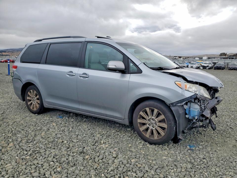 55200846 :رقم المزاد ، 5TDDK3DC5ES093880 vin ، 2014 Toyota Sienna مزاد بيع