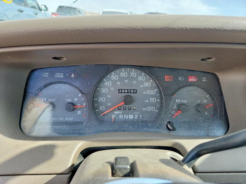 2002 Mercury Grand Marquis მანქანა იყიდება აუქციონზე, vin: 2MEFM74W62X633577, აუქციონის ნომერი: 53526266