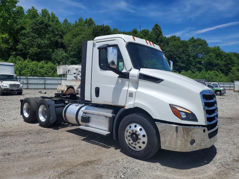 Auction sale of the 2022 Freightliner Cascadia 116, vin: 3AKJHTDV3NSNE8223, lot number: 52695366