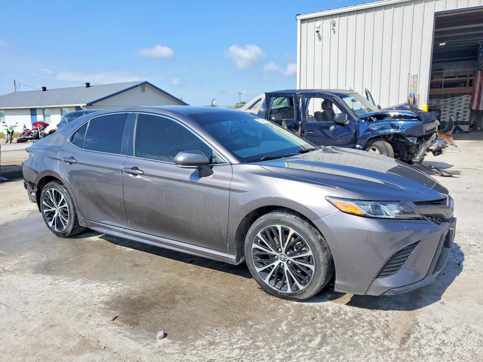 52784616 :رقم المزاد ، 4T1B11HK0JU128746 vin ، 2018 Toyota Camry مزاد بيع