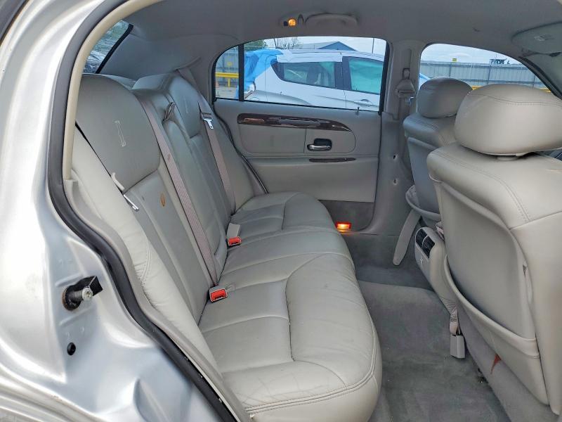 2001 Lincoln Town Car მანქანა იყიდება აუქციონზე, vin: 1LNHM83W11Y723702, აუქციონის ნომერი: 51761476