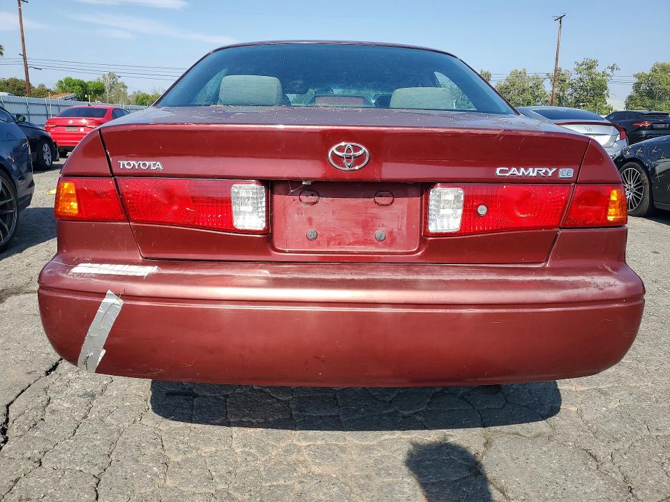 53105616 :رقم المزاد ، 4T1BG22K5YU655916 vin ، 2000 Toyota Camry مزاد بيع