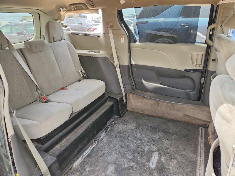 53821786 :رقم المزاد ، 5TDKZ3DC6JS915325 vin ، 2018 Toyota Sienna مزاد بيع