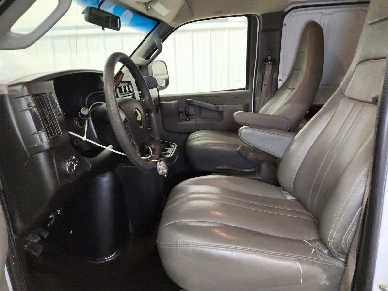 54619106 :رقم المزاد ، 1GCWGBFP0L1135421 vin ، 2020 Chevrolet Express G2500 مزاد بيع