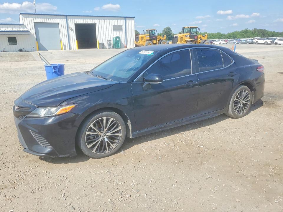 53981566 :رقم المزاد ، 4T1B11HK0JU030669 vin ، 2018 Toyota Camry مزاد بيع