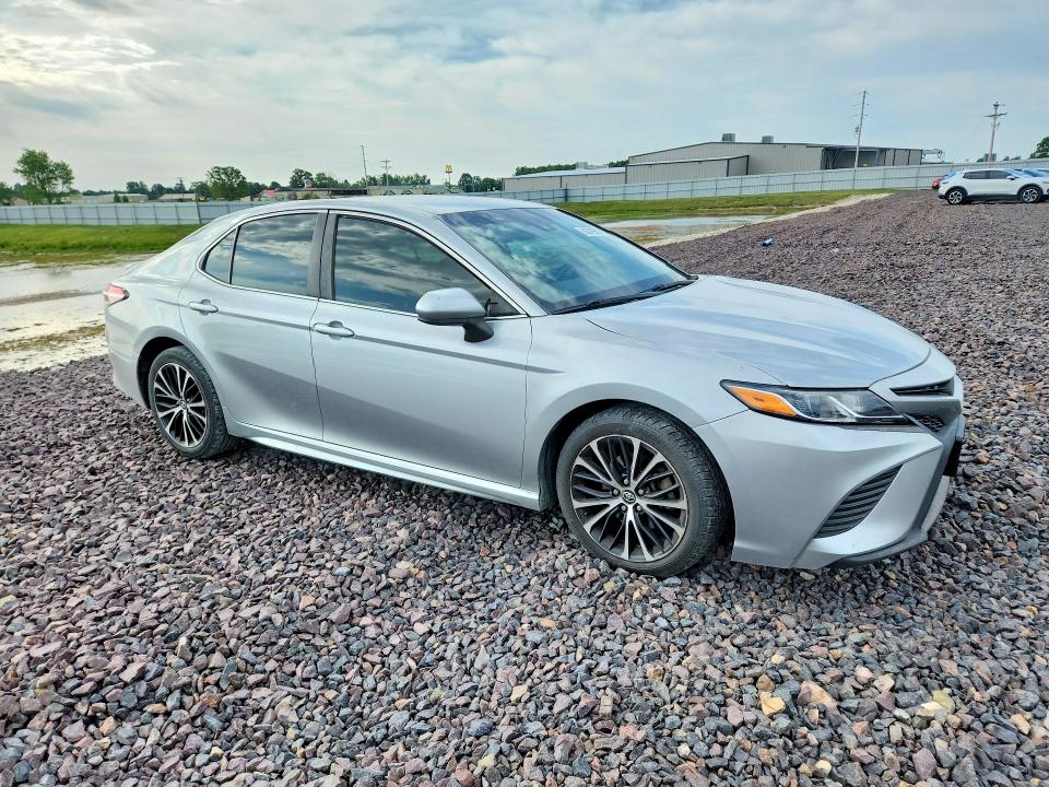 53819016 :رقم المزاد ، 4T1B11HK1JU088886 vin ، 2018 Toyota Camry مزاد بيع