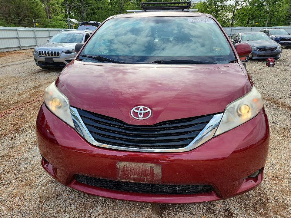 52013526 :رقم المزاد ، 5TDKK3DCXBS142042 vin ، 2011 Toyota Sienna مزاد بيع