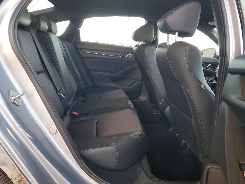 55615896 :رقم المزاد ، 1HGCV1F3XJA252535 vin ، 2018 Honda Accord مزاد بيع