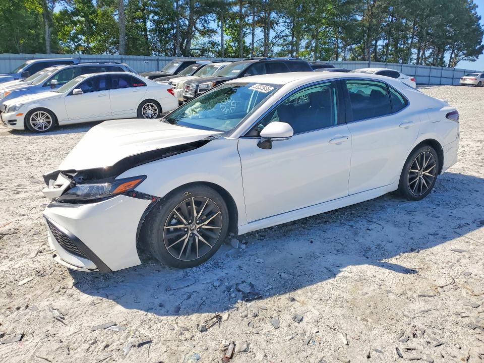 52232976 :رقم المزاد ، 4T1G11AK3NU653483 vin ، 2022 Toyota Camry مزاد بيع