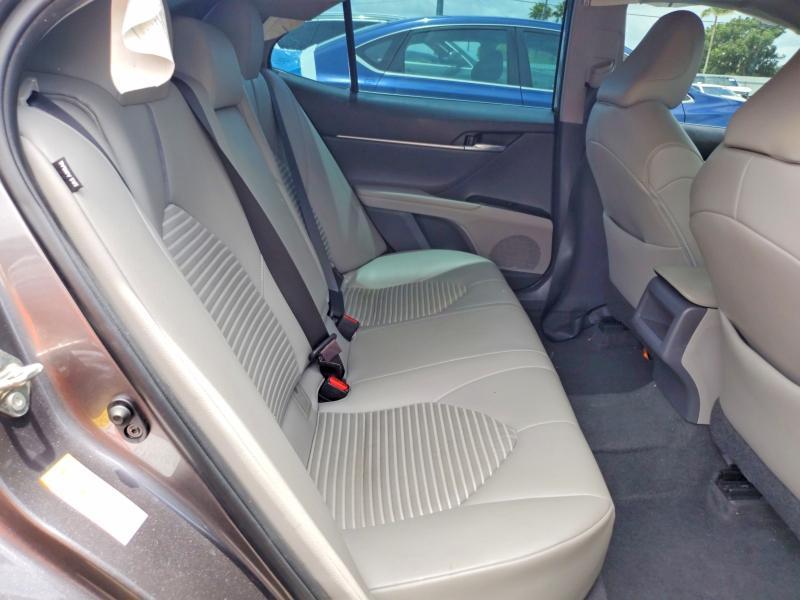 55224266 :رقم المزاد ، 4T1B11HK5JU576643 vin ، 2018 Toyota Camry مزاد بيع