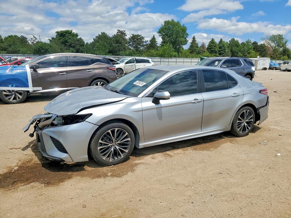 53934016 :رقم المزاد ، 4T1B11HK5JU107570 vin ، 2018 Toyota Camry مزاد بيع