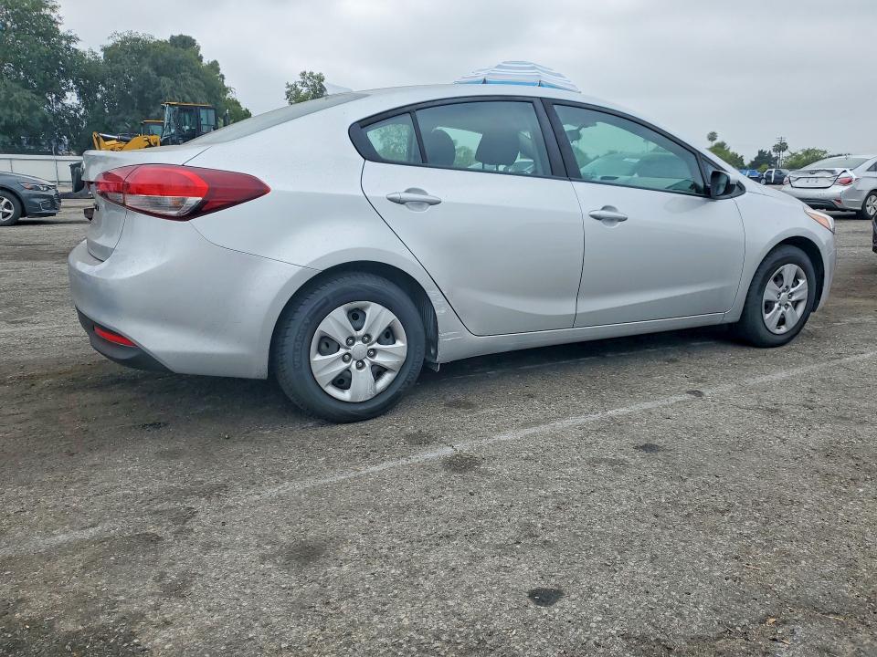 52225316 :رقم المزاد ، 3KPFL4A76JE272968 vin ، 2018 Kia Forte مزاد بيع