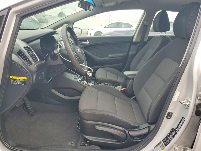 52225316 :رقم المزاد ، 3KPFL4A76JE272968 vin ، 2018 Kia Forte مزاد بيع