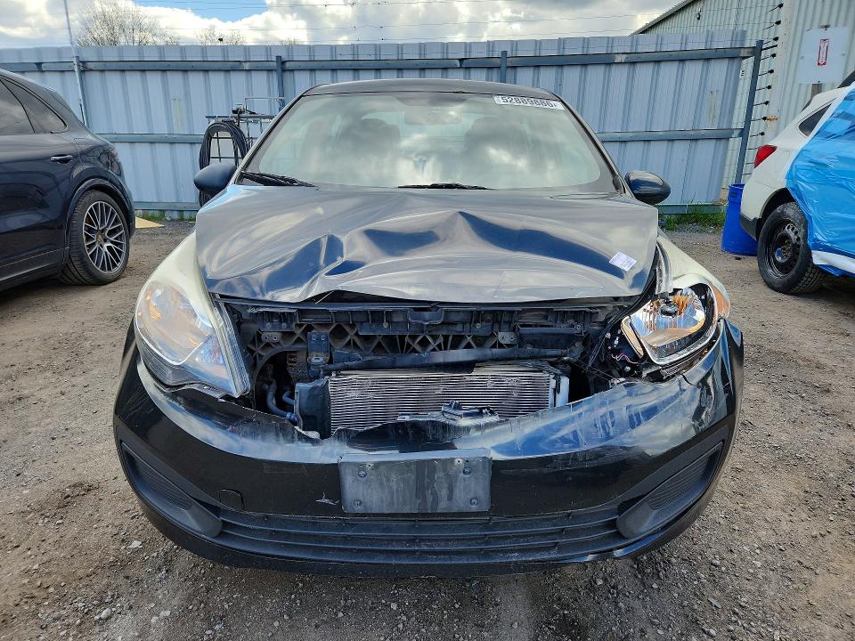 52889886 :رقم المزاد ، KNADM4A32F6455800 vin ، 2015 Kia Rio مزاد بيع