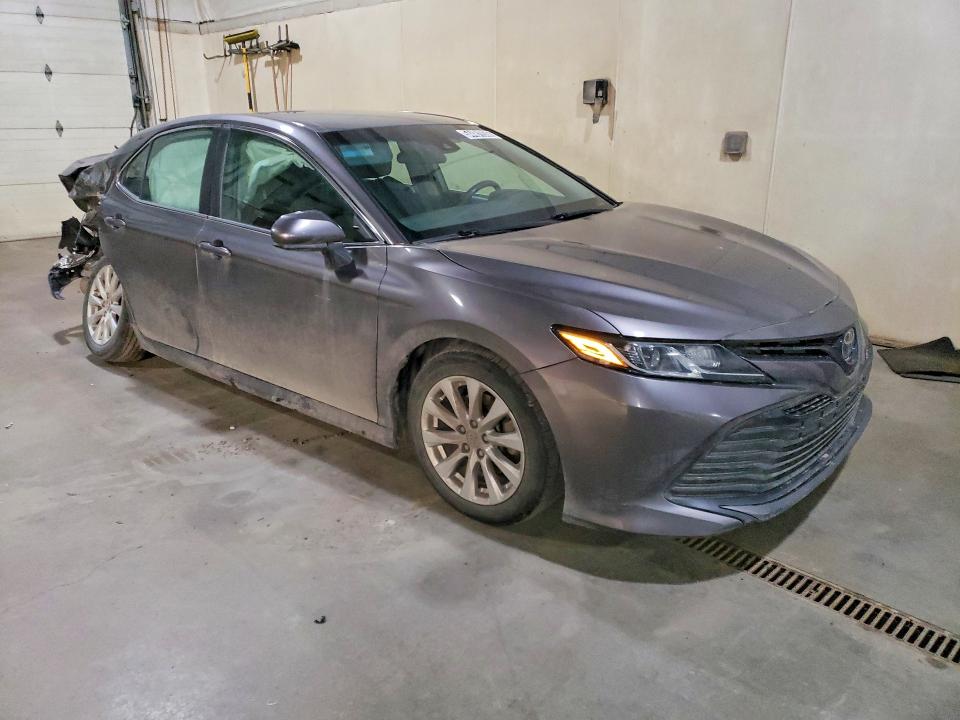 54481936 :رقم المزاد ، 4T1B11HK9JU608347 vin ، 2018 Toyota Camry مزاد بيع