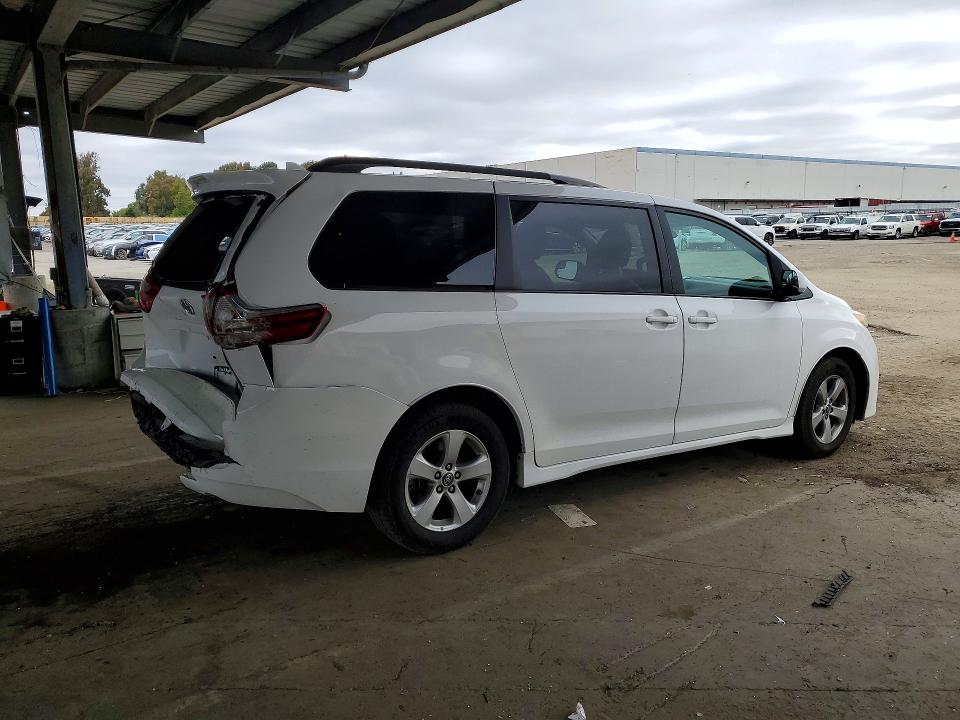 52721196 :رقم المزاد ، 5TDKZ3DC7JS927497 vin ، 2018 Toyota Sienna مزاد بيع