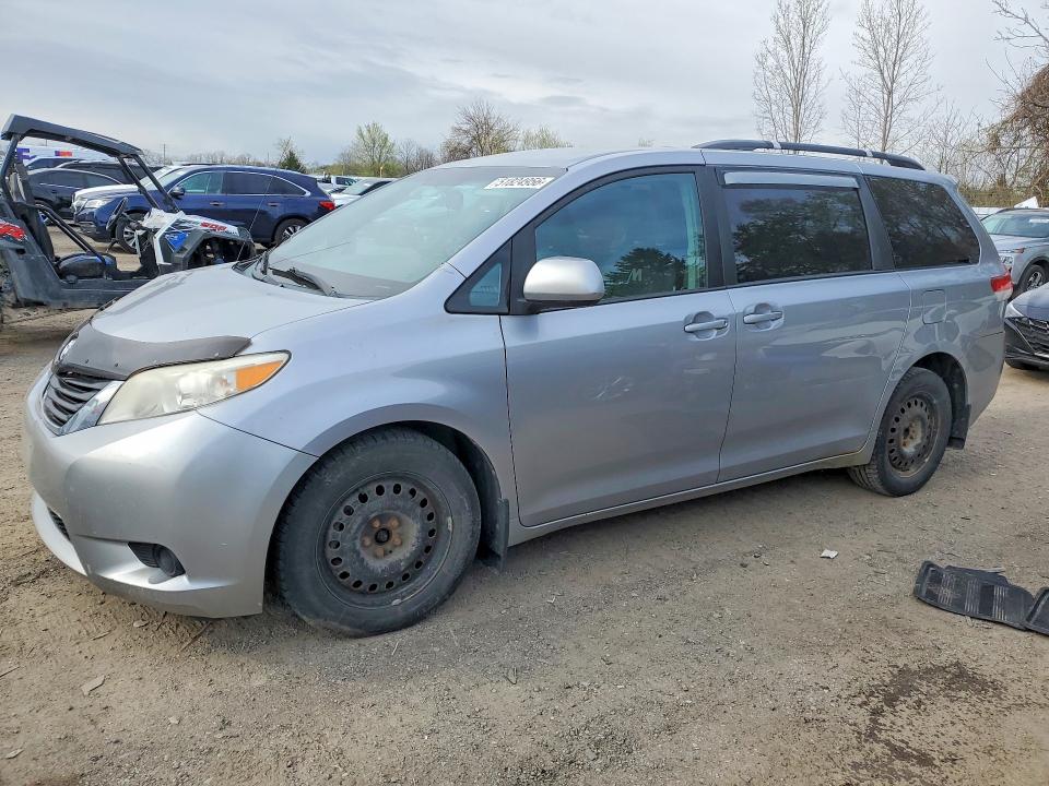51824956 :رقم المزاد ، 5TDKK3DC2BS030528 vin ، 2011 Toyota Sienna مزاد بيع