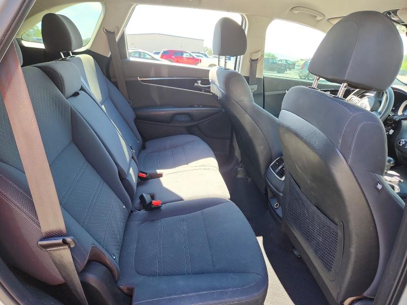 52468106 :رقم المزاد ، 5XYPG4A33JG358411 vin ، 2018 Kia Sorento مزاد بيع