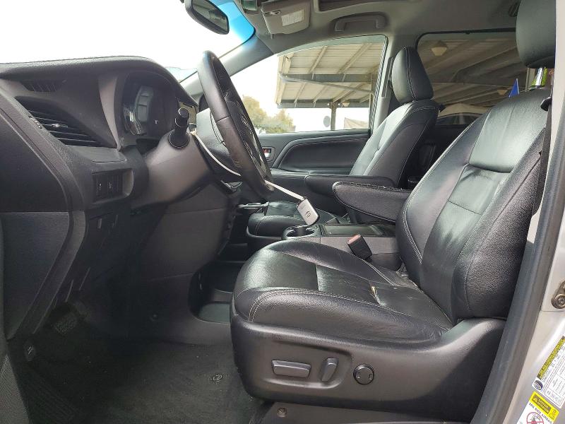 52942606 :رقم المزاد ، 5TDXZ3DCXHS877632 vin ، 2017 Toyota Sienna مزاد بيع