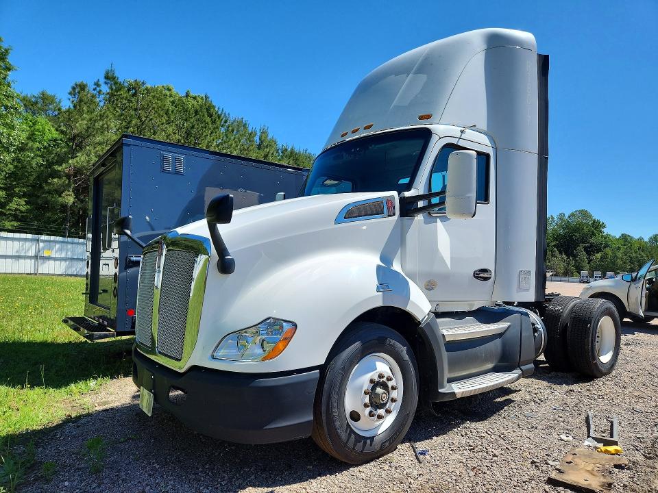55590246 :رقم المزاد ، 1XKYA48X6HJ160323 vin ، 2017 Kenworth Construction مزاد بيع