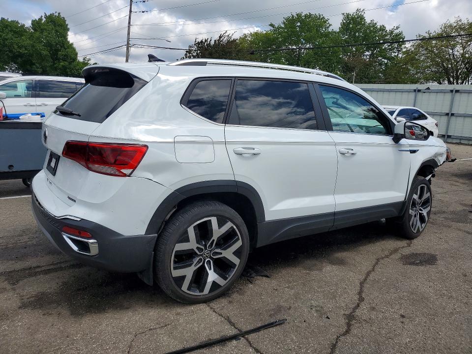 52061196 :رقم المزاد ، 3VV2X7B2XNM017549 vin ، 2022 Volkswagen Taos مزاد بيع