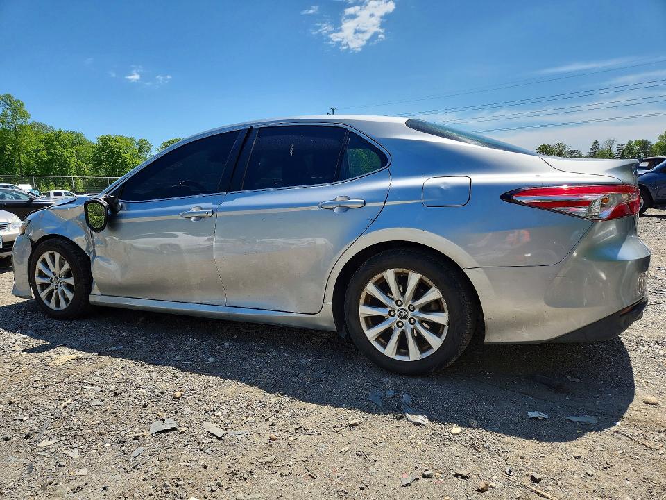 52061356 :رقم المزاد ، 4T1B11HK6JU593094 vin ، 2018 Toyota Camry مزاد بيع