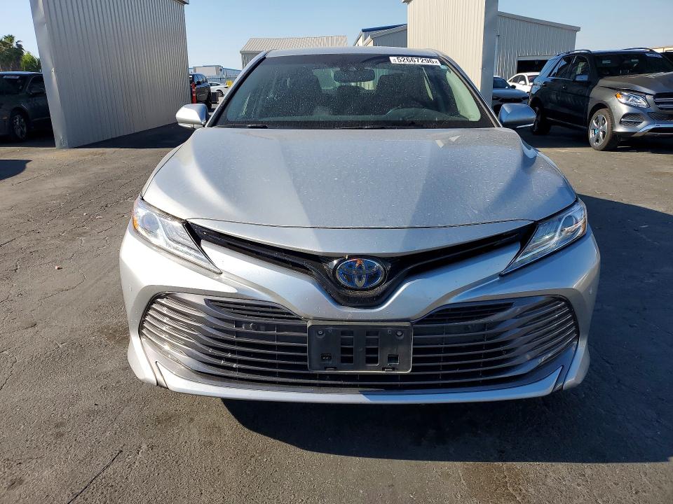 52667296 :رقم المزاد ، 4T1B21HK8JU502033 vin ، 2018 Toyota Camry Hybrid مزاد بيع