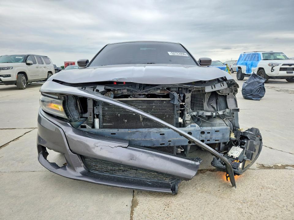 52723996 :رقم المزاد ، 2C3CDXCT0FH915357 vin ، 2015 Dodge Charger مزاد بيع