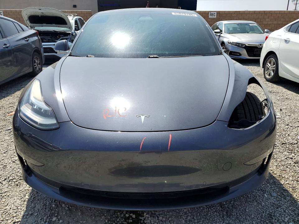 52870786 :رقم المزاد ، 5YJ3E1EA4JF045418 vin ، 2018 Tesla Model 3 مزاد بيع