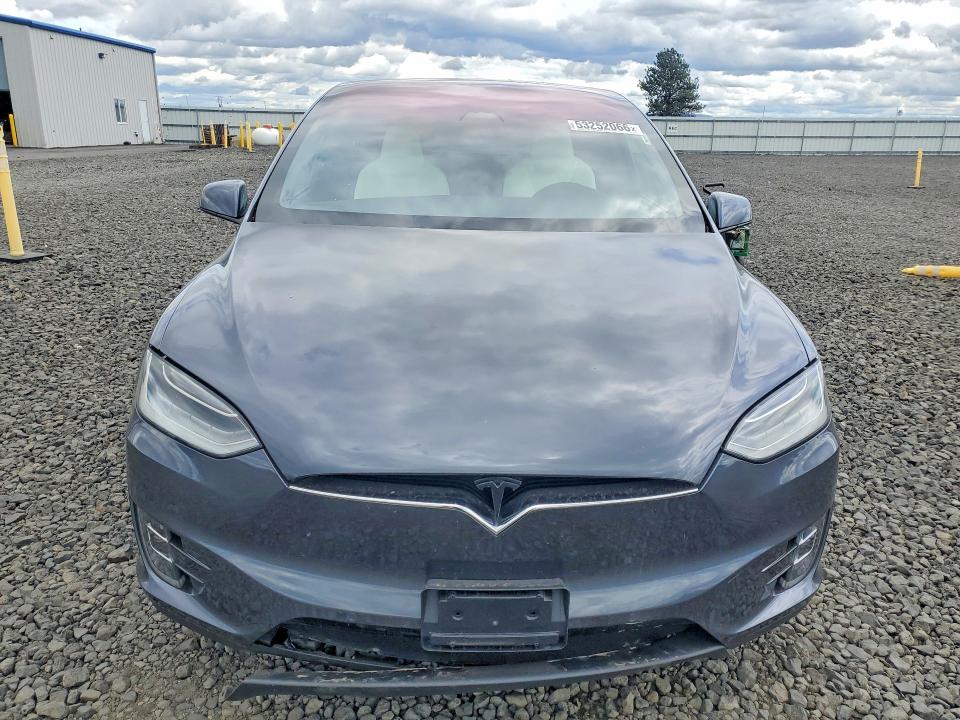 53252066 :رقم المزاد ، 5YJXCBE21JF090385 vin ، 2018 Tesla Model X مزاد بيع