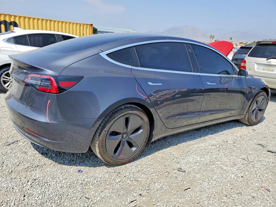 52870786 :رقم المزاد ، 5YJ3E1EA4JF045418 vin ، 2018 Tesla Model 3 مزاد بيع