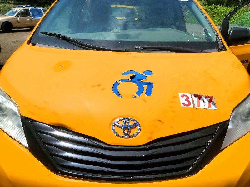 55365836 :رقم المزاد ، 5TDZZ3DC6HS875823 vin ، 2017 Toyota Sienna مزاد بيع
