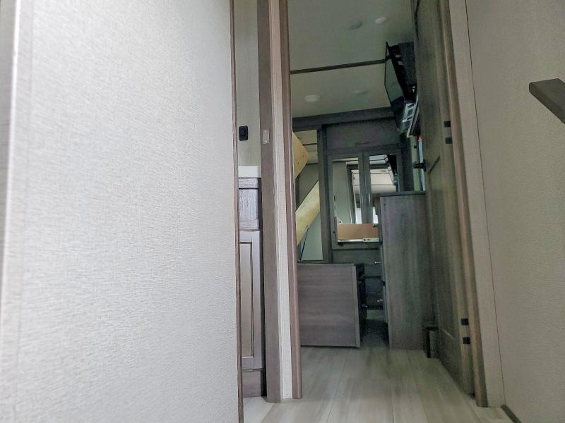 54218436 :رقم المزاد ، 573FS3924NAA12613 vin ، 2022 Grand Design Solitude مزاد بيع