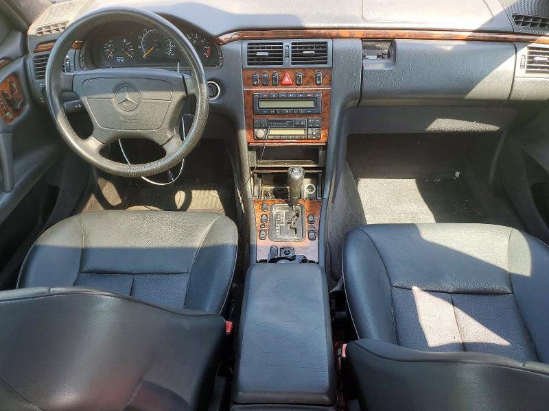 53981806 :رقم المزاد ، WDBJF82F4WX011505 vin ، 1998 Mercedes-benz E مزاد بيع