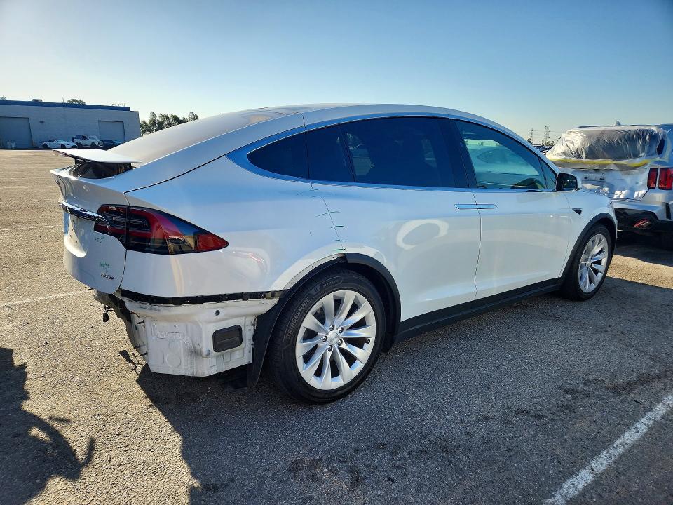 Продажа на аукционе авто 2018 Tesla Model X, vin: 5YJXCDE23JF093588, номер лота: 52248796