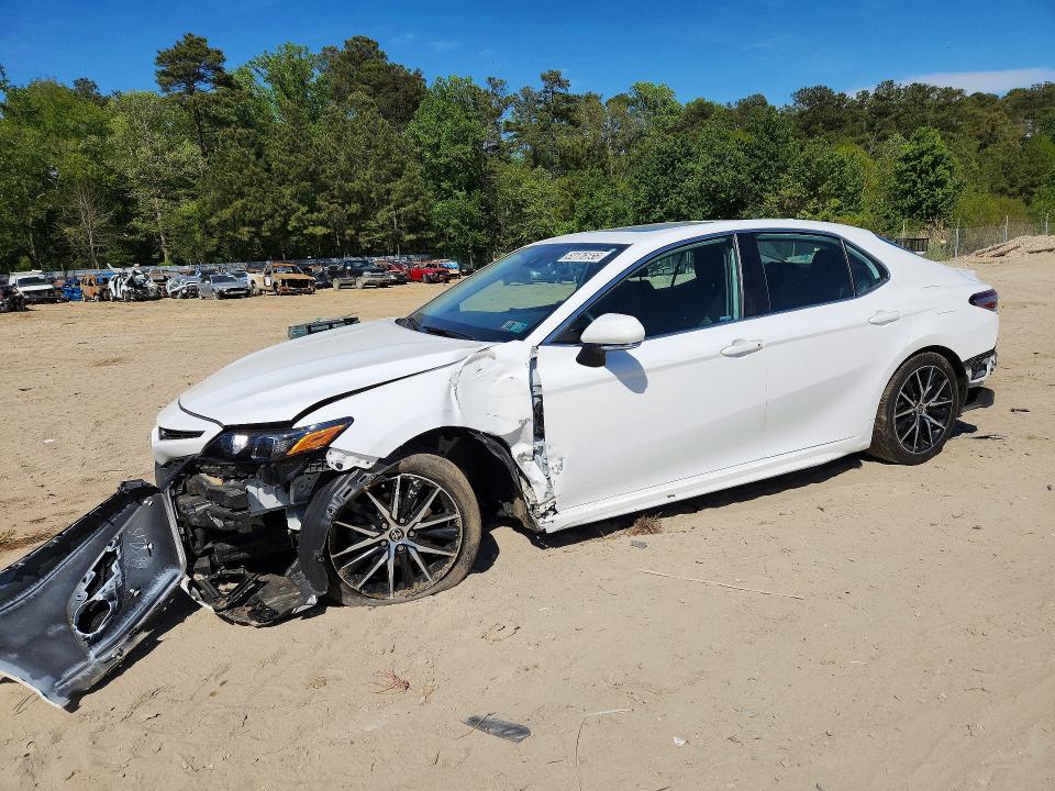 52176156 :رقم المزاد ، 4T1T11AK3MU599616 vin ، 2021 Toyota Camry مزاد بيع