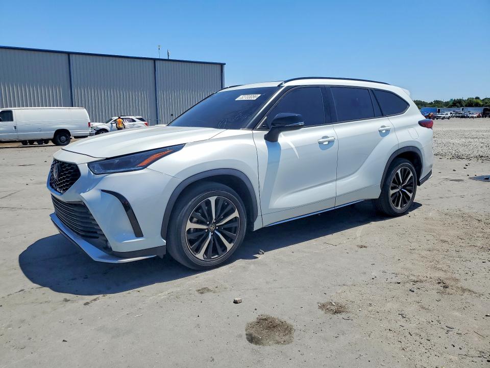 Продажа на аукционе авто 2022 Toyota Highlander, vin: 5TDLZRAH8NS132598, номер лота: 52733056