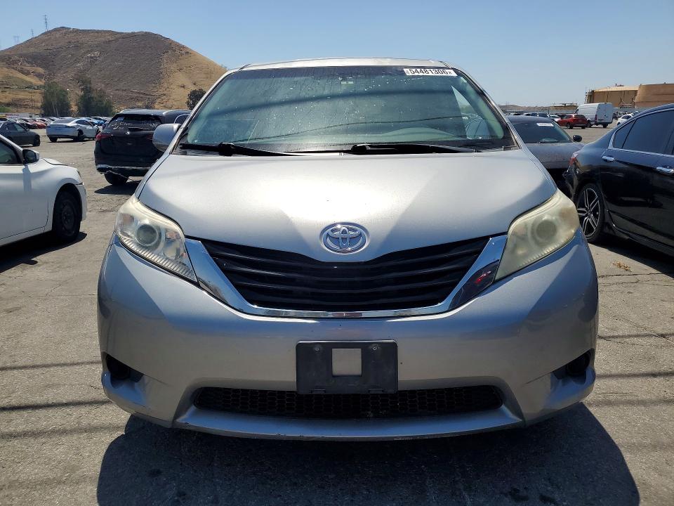54481306 :رقم المزاد ، 5TDKK3DCXDS341725 vin ، 2013 Toyota Sienna مزاد بيع